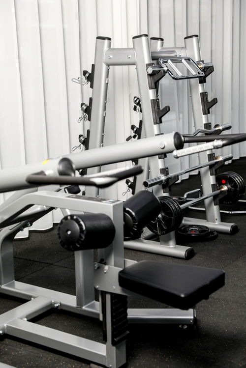 設(shè)圖臥推架深蹲架運(yùn)動(dòng)器械器材健身房攝影圖 st攝影